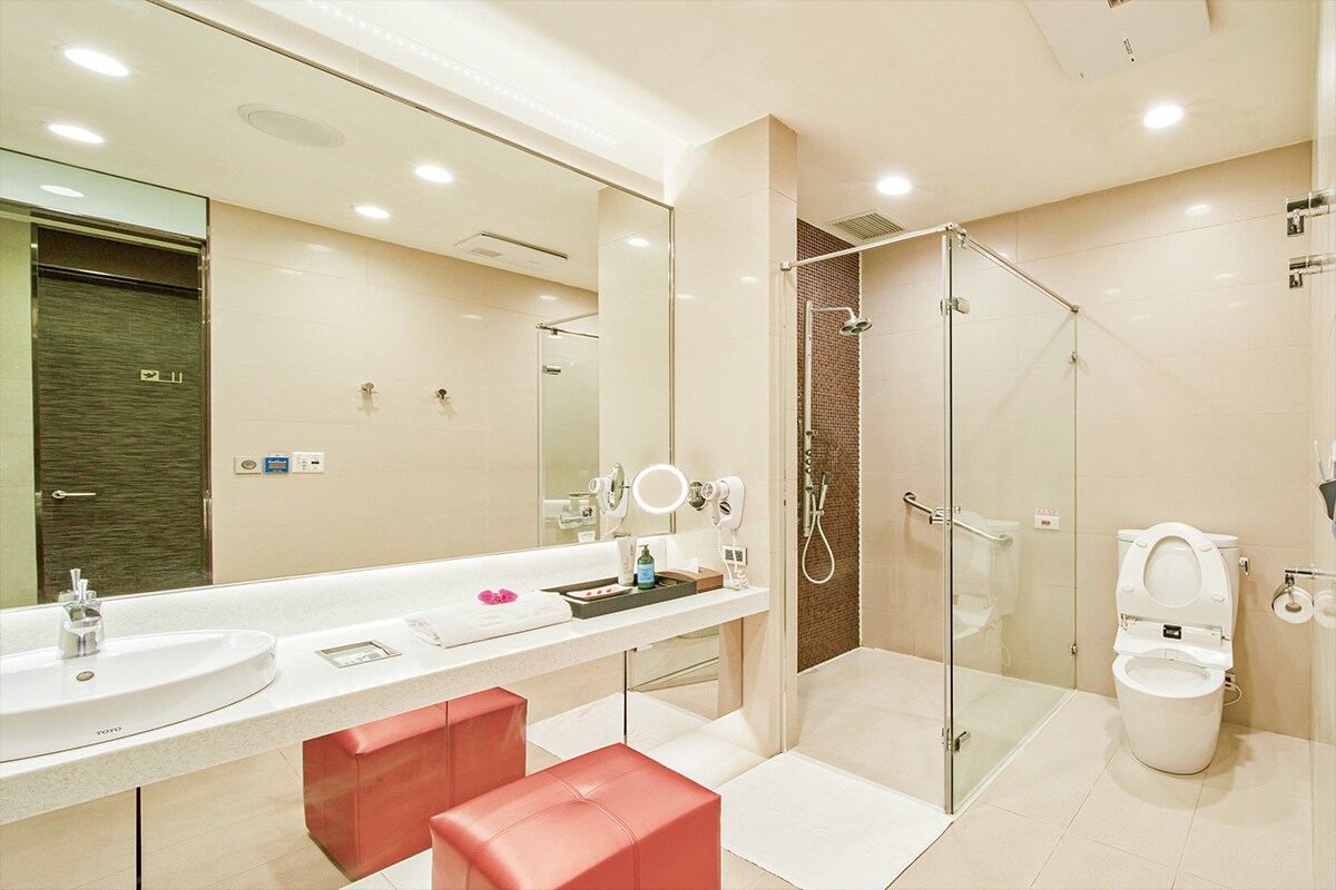 Shower Rooms in The Infinity Lounge