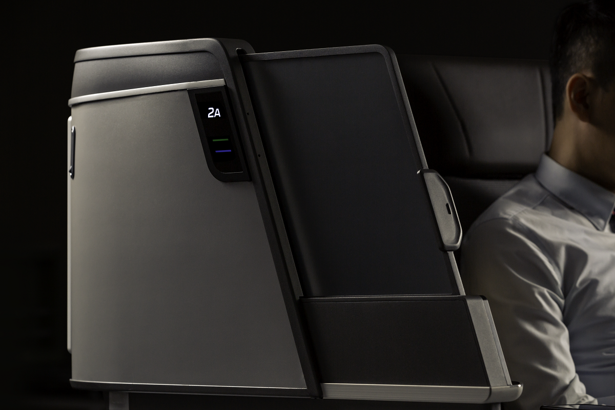 Cabin crews in Royal Laurel class