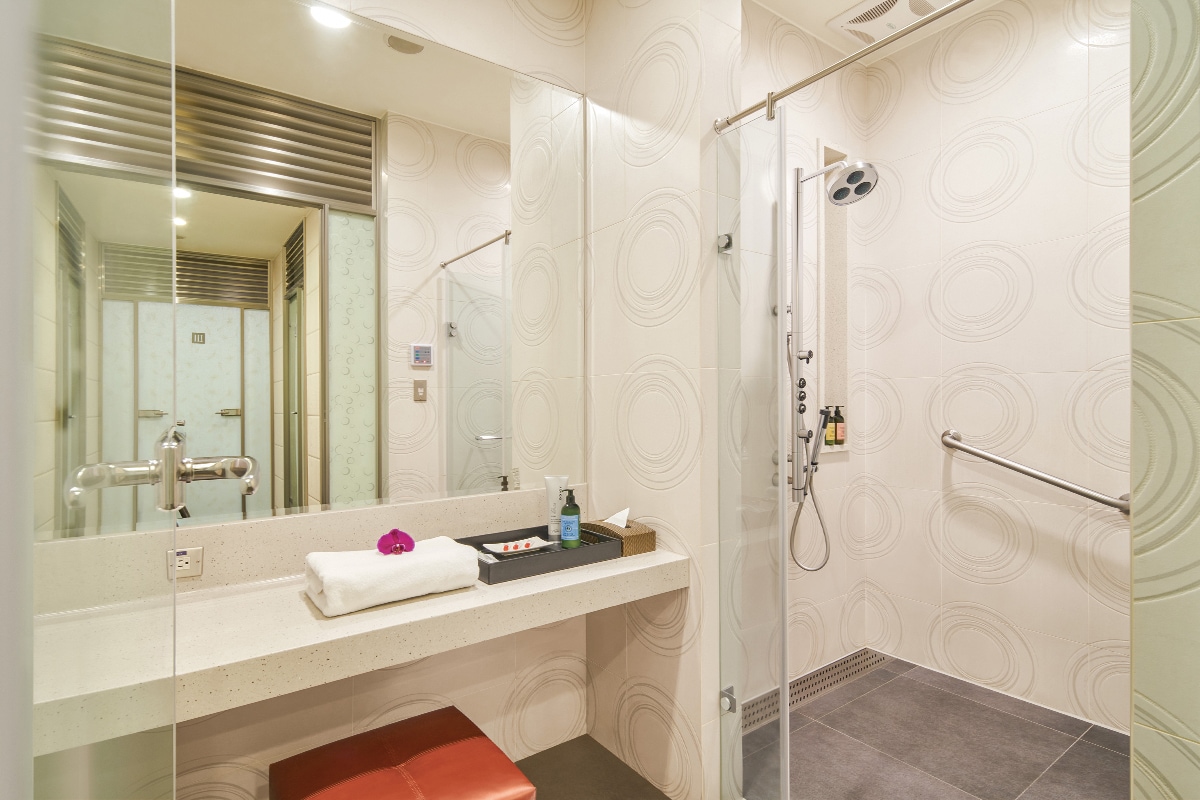 Shower Rooms in The Star Lounge 