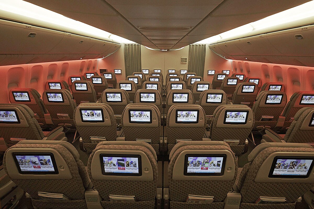 乘客於豪華經濟艙享受機上娛樂設備