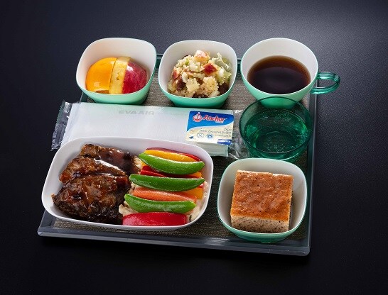 搭乘台北-米蘭航線經濟艙旅客，可在萬呎高空品嘗由米其林一星主廚Paul Lee設計的星級饗宴