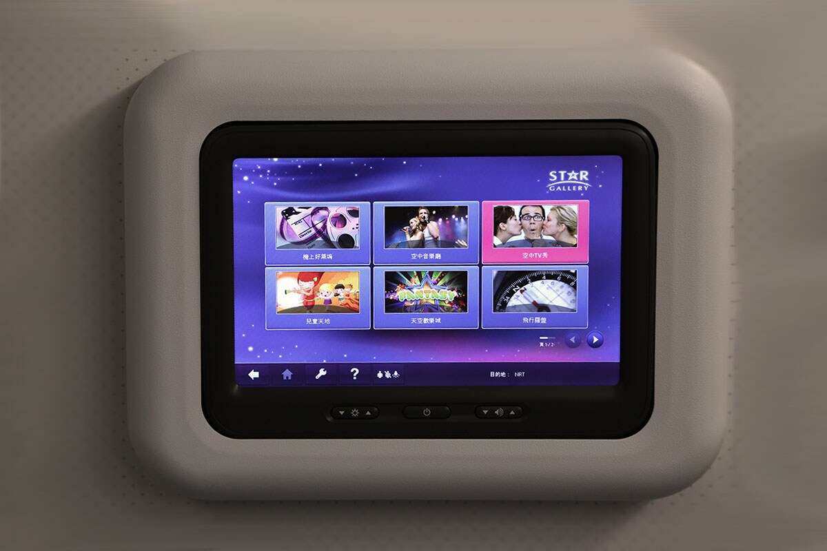乘客操作商務艙的個人觸控螢幕