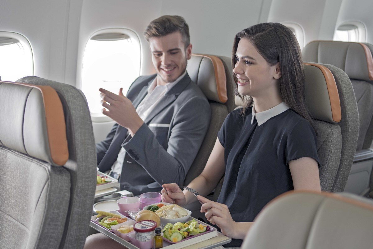 乘客於豪華經濟艙享受空中美食
