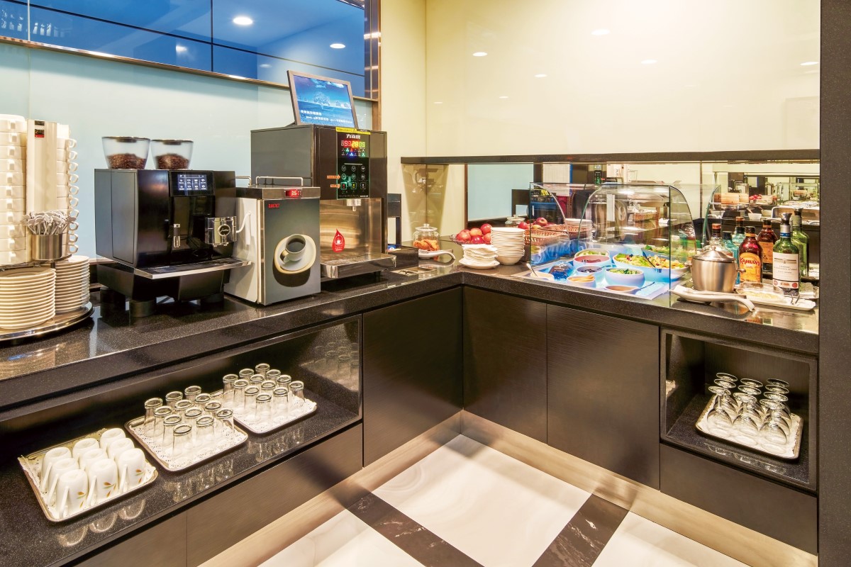 The Club贵宾室内的现代风格餐吧