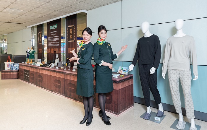 長榮航空與法日潮流品牌Maison Kitsuné的跨界合作也在首航班上搶先登場