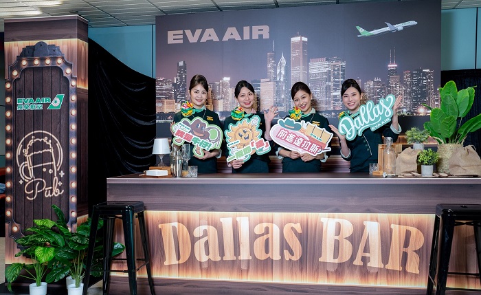 長榮航空特別將登機門打造成具有德州特色的鄉村風格酒吧