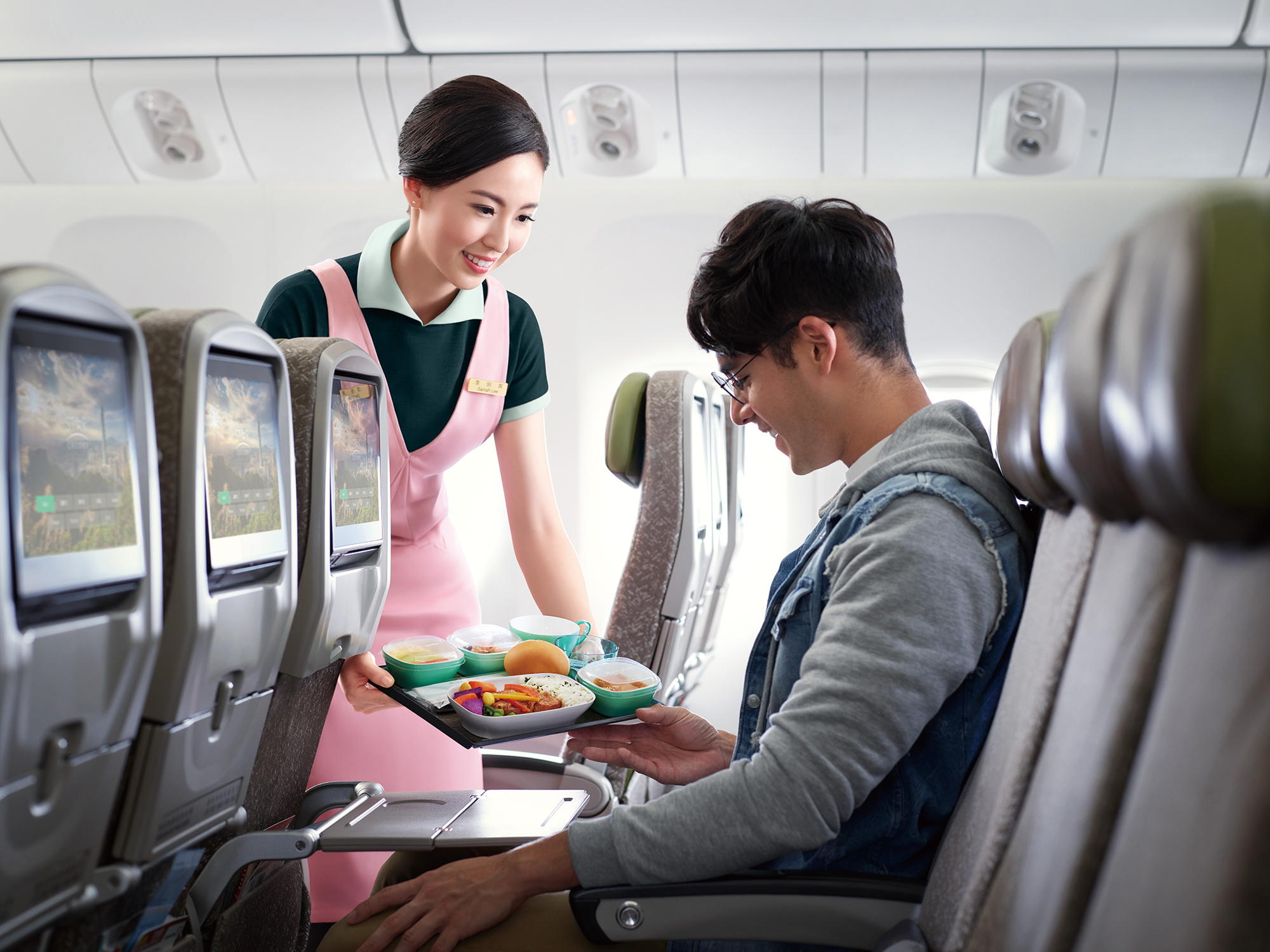 長榮航空推出機上年菜 陪同旅客過好年