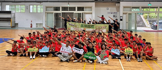 長榮航空城市觀光馬拉松「幼苗計畫-校園深耕巡迴」第四站，今日在基隆建德國中熱鬧登場，由基隆市邱佩琳副市長(第一排右一)和長榮航空林玄修協理(第一排右二)共同主持。